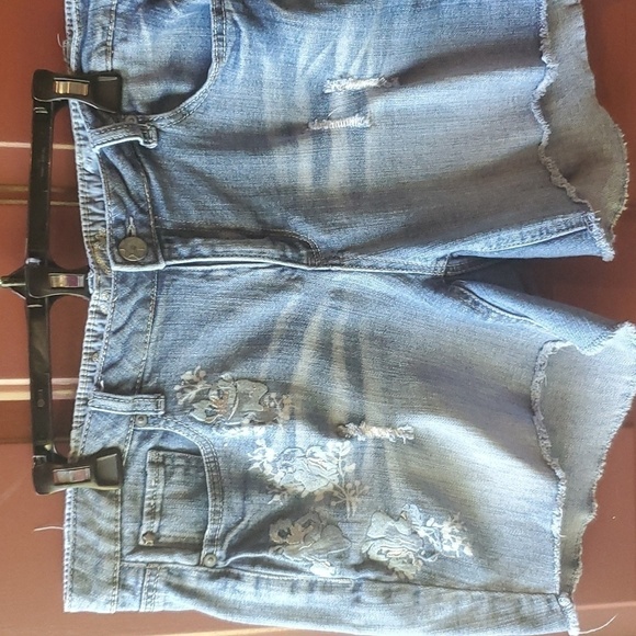Vanilla Star distressed & embroidered 5 pocket denim shorts. Size 16 - Picture 1 of 10